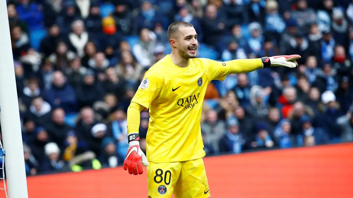 Barcelona Incar Kiper Baru
