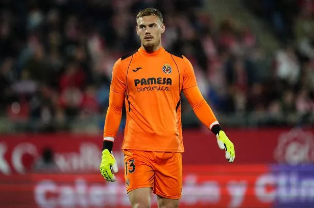 Barcelona Incar Kiper Baru