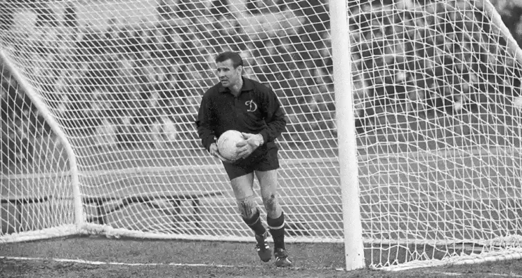 Kiper Legenda Dunia yang Mengubah Cara Menjaga Gawang