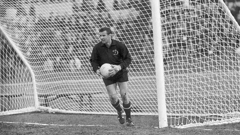 Kiper Legenda Dunia yang Mengubah Cara Menjaga Gawang